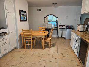 uma cozinha com uma mesa e cadeiras numa cozinha em Newly remodeled 6BR in East Memphis Neighborhood em Memphis