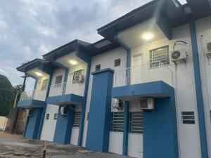 un edificio azul y blanco con balcón en Hotel Euzebio´s en Boa Vista