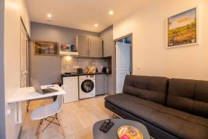 uma sala de estar com um sofá e uma cozinha em #Nouveau#LeCognaçais#CentreVille em Cognac