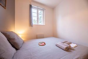 um quarto com uma cama com um prato de comida em #Nouveau#LeCognaçais#CentreVille em Cognac