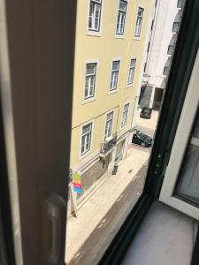 uma vista a partir de uma janela de um edifício em Pensao Praca Da Figueira em Lisboa