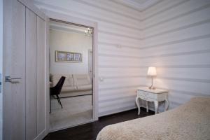 Un dormitorio con una cama y una mesa con una silla. en 2 Bedrooom In CENTER Всегда есть свет !, en Odessa