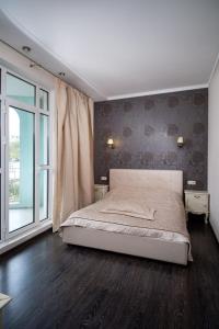 ein Schlafzimmer mit einem Bett und einem großen Fenster in der Unterkunft 2 Bedrooom In CENTER Всегда есть свет ! in Odessa