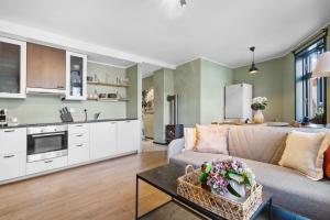 un salon avec un canapé et une table dans l'établissement Elegant Urban Apartment, à Bergen