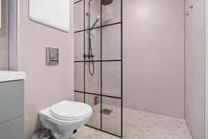 une salle de bain avec toilettes et douche dans l'établissement Elegant Urban Apartment, à Bergen 9 autres photos