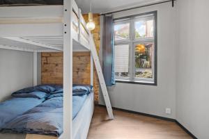 une chambre avec un lit superposé et une fenêtre dans l'établissement Elegant Urban Apartment, à Bergen