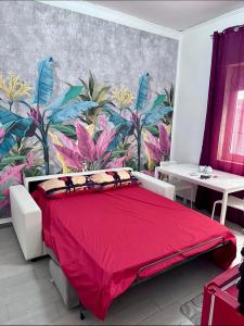 sypialnia z czerwonym łóżkiem i tropikalną tapetą w obiekcie VetranoHOUSE in Spanish Quarter w mieście Napoli