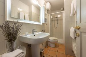 Et badeværelse på Angelica House + 34 billeder