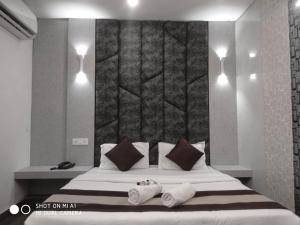 Postel nebo postele na pokoji v ubytování Hotel Pardesi,Har ki pauri Road Haridwar