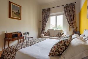 En eller flere senge i et værelse på Angelica House