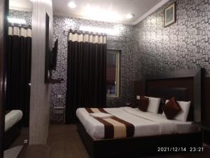 Postel nebo postele na pokoji v ubytování Hotel Pardesi,Har ki pauri Road Haridwar