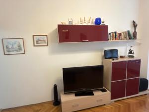 ein Wohnzimmer mit einem Flachbildfernseher an der Wand in der Unterkunft Casa del Rey in Sofia