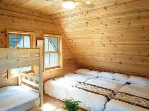 Habitación con 4 camas en una cabaña de madera en 素泊りシンプルプラン 禁煙室無料駐車場 滋賀高島グランピングヴィラ けしきのお宿メタセコイアの森 en Takashima