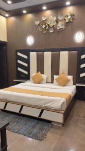 Postel nebo postele na pokoji v ubytování Hotel Pardesi,Har ki pauri Road Haridwar