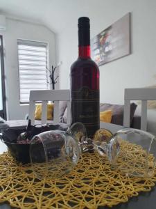 - une bouteille de vin et des verres sur une table dans l'établissement Apartman Djokic 5, à Požarevac