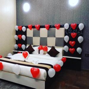 Postel nebo postele na pokoji v ubytování Hotel Pardesi,Har ki pauri Road Haridwar