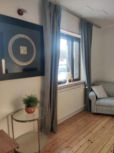 uma sala de estar com uma cadeira e uma janela em Vintage Retreat em Lahti
