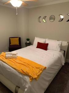 Ένα ή περισσότερα κρεβάτια σε δωμάτιο στο Good Vibe in the heart of Plaza/Midwood area