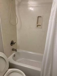 Ένα μπάνιο στο Good Vibe in the heart of Plaza/Midwood area +20 φωτογραφίες