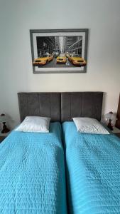 1 dormitorio con 2 camas y 2 taxis amarillos en Apartament przy Parku Centralnym, en Gdynia
