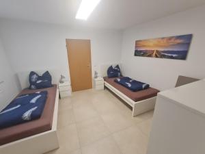1 Schlafzimmer mit 2 Betten in einem Zimmer in der Unterkunft Schöne helle Wohnung in Malsch in Malsch