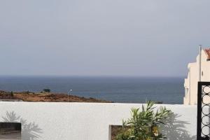 a white wall with a view of the ocean at Maison Jazz Vue Sur Mer in Tabarka