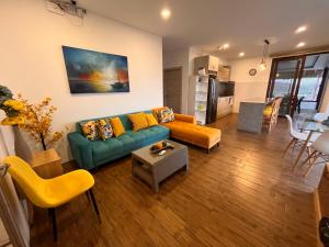 ein Wohnzimmer mit einem Sofa und einem Tisch in der Unterkunft Casa de Playa Koumpí Beach in Don Juan