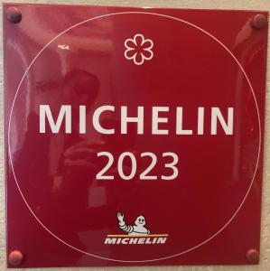 un signe portant le nom chimique de la michiline dans l'établissement Hôtel Richer De Belleval - Relais & Châteaux, à Montpellier