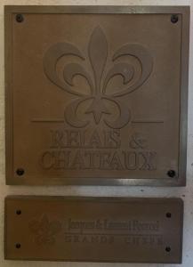Hôtel Richer De Belleval - Relais & Châteaux في مونبلييه: علامة على الزواحف وعيادة clermoniled grandrite