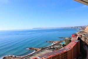 vistas al océano desde un edificio en Magnifico apartamento con vistas al mar, en Alicante