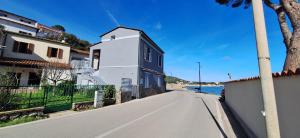 un edificio al lado de una carretera junto al océano en Beach house en Cavo