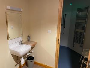 y baño con lavabo y ducha. en South Downs Eco Lodge & Camping en East Meon