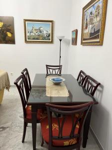 jadalnia ze stołem i 4 krzesłami w obiekcie Pino Grande 16 w mieście El Viso del Alcor