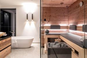 Koupelna v ubytování Hollywood Dream Penthouse & Apartments mit privater Sauna nahe Ischgl