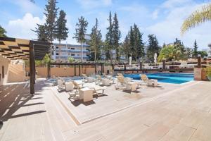 une terrasse avec des chaises longues et une piscine dans l'établissement Casa Mila by Sunnyway, à Olhos de Água