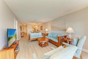 een woonkamer met meubilair en een flatscreen-tv bij Anna Maria Island Beach Palms 6B in Bradenton Beach