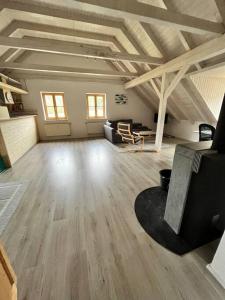 a large living room with wooden floors and ceilings at Idyllisches Ferienapartment Allgäu (Ehwiesmühle) in Bad Grönenbach