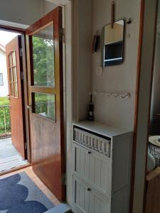 Zimmer mit einer Tür und einem TV neben einer Tür in der Unterkunft Vintage Retreat in Lahti