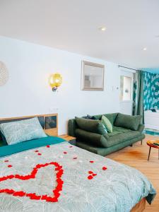 Un dormitorio con una cama con rosas rojas. en L'Oasis Tropicale, en Roppenheim