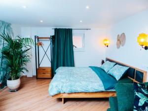 1 dormitorio con 1 cama y cortina verde en L'Oasis Tropicale, en Roppenheim