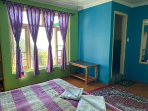 Letto o letti in una camera di Jagatram Niwas Guesthouse Dharamkot