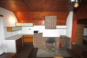 ein Modell einer Küche mit einem gemauerten Kamin in der Unterkunft Rekreacni areal Adamec in Ledenice