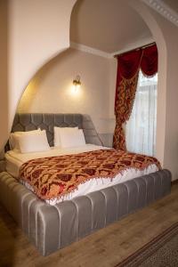 BeyPort Hotel Taksim في إسطنبول: غرفة نوم بسرير كبير في غرفة