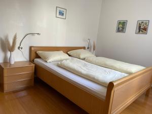 uma cama com duas almofadas e um candeeiro em Haus Sauer Bad Sassendorf em Bad Sassendorf