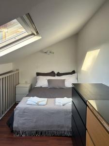 1 dormitorio con 1 cama con tocador y ventana en Chez Sabrina, à Nanterre Paris La Défense, maison individuelle qui donne sur jardin, en Nanterre