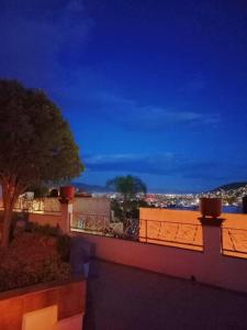 een balkon met uitzicht op de stad 's nachts bij Fabulous City View Apartment in Oaxaca City
