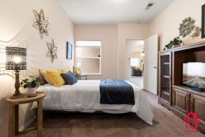 um quarto com uma cama e uma televisão de ecrã plano em Pleasant View - An Irvie Home em Albuquerque