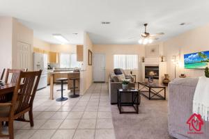 uma sala de estar com uma cozinha e uma sala de jantar em Pleasant View - An Irvie Home em Albuquerque