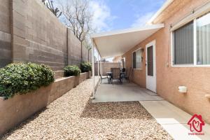 uma passagem que leva a uma casa com um pátio em Pleasant View - An Irvie Home em Albuquerque