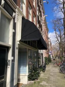 Un tendone nero sul lato di un edificio di LIEV Amsterdam Cozy boutique suite in The Pijp ad Amsterdam